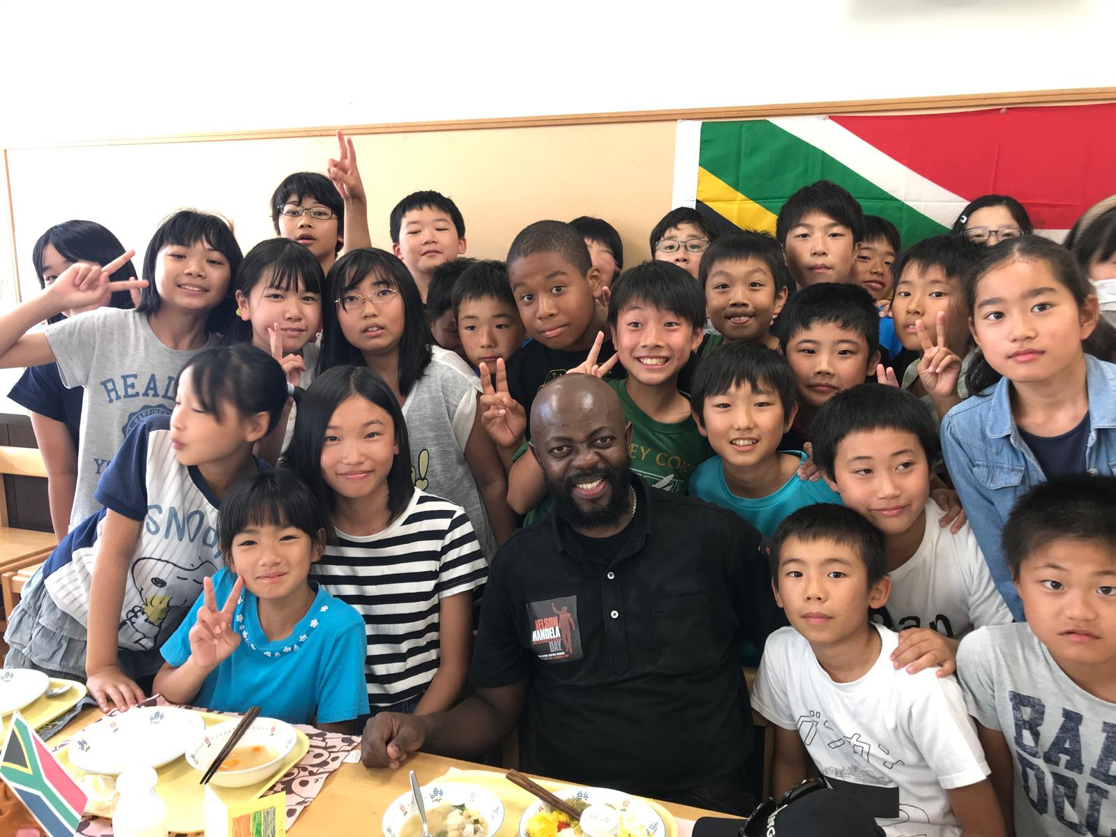 His Excellency Ambassador Thulani Dlomo, with students in Machida City. During Nelson Mandela International Day.
